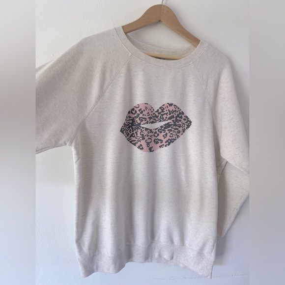 Wildfox Leopard Print Lips Graphic Cream Oversized Crewneck Pullover Sweatshirt - Picture 4 of 10